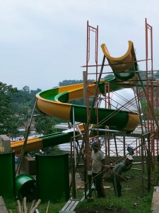 Pemasangan Perosotan Waterboom di Bandung