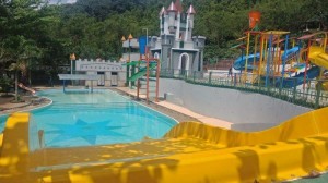 Playground kolam renang di Agrowisata Kampung Kopi Banaran