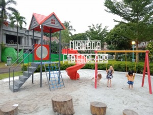 Melatih kemampuan sosial anak dengan bermain di wahana playground anak